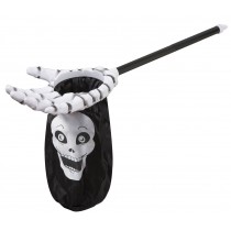 Main squelette avec sac sur barre